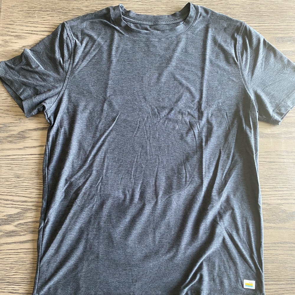 Mens size small Vuori Strato Tech Tee / color Charcoal Heather